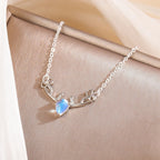 Ketting met hanger van gewei en iriserende blauwe maansteen