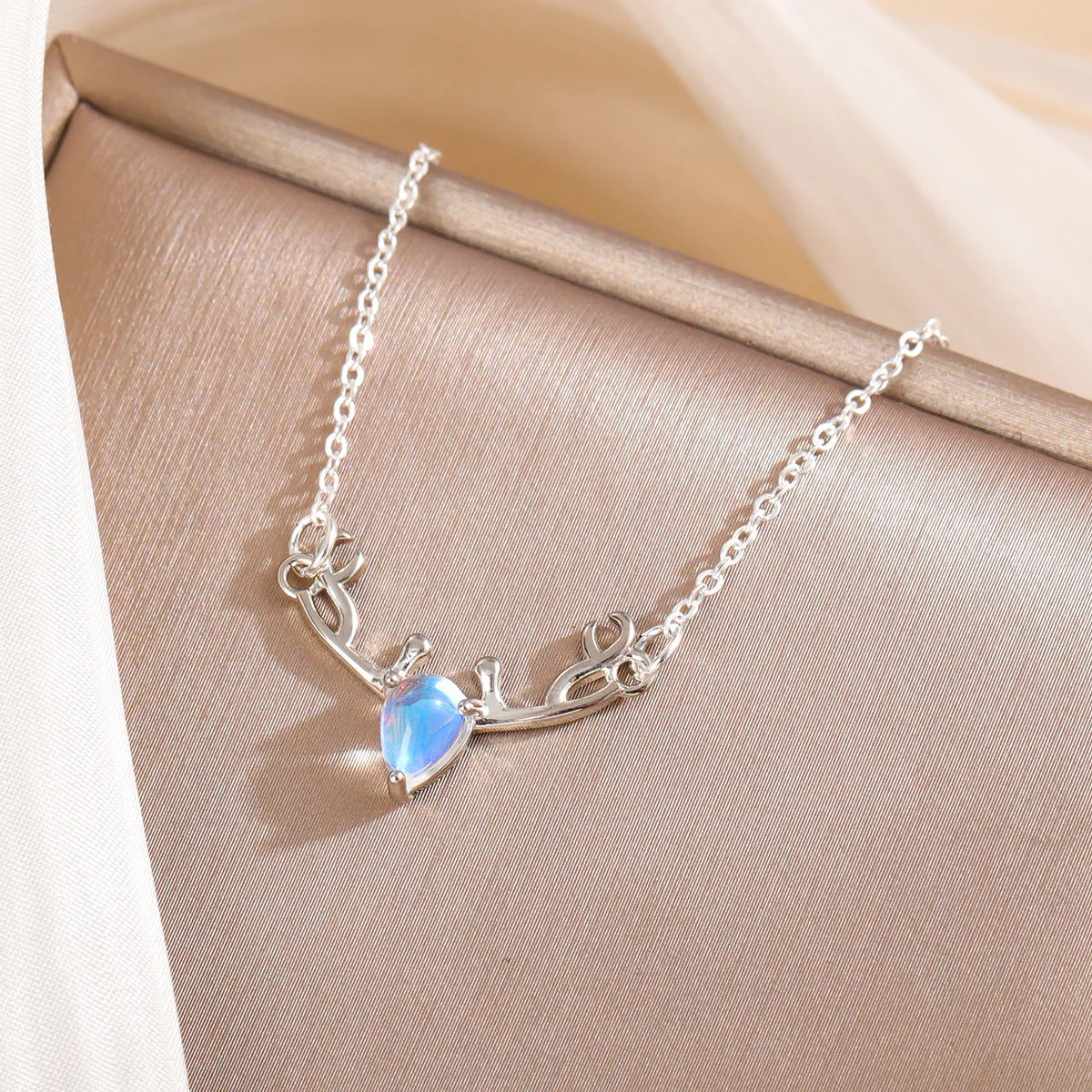Ketting met hanger van gewei en iriserende blauwe maansteen