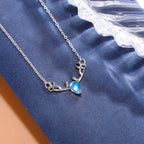 Ketting met hanger van gewei en iriserende blauwe maansteen