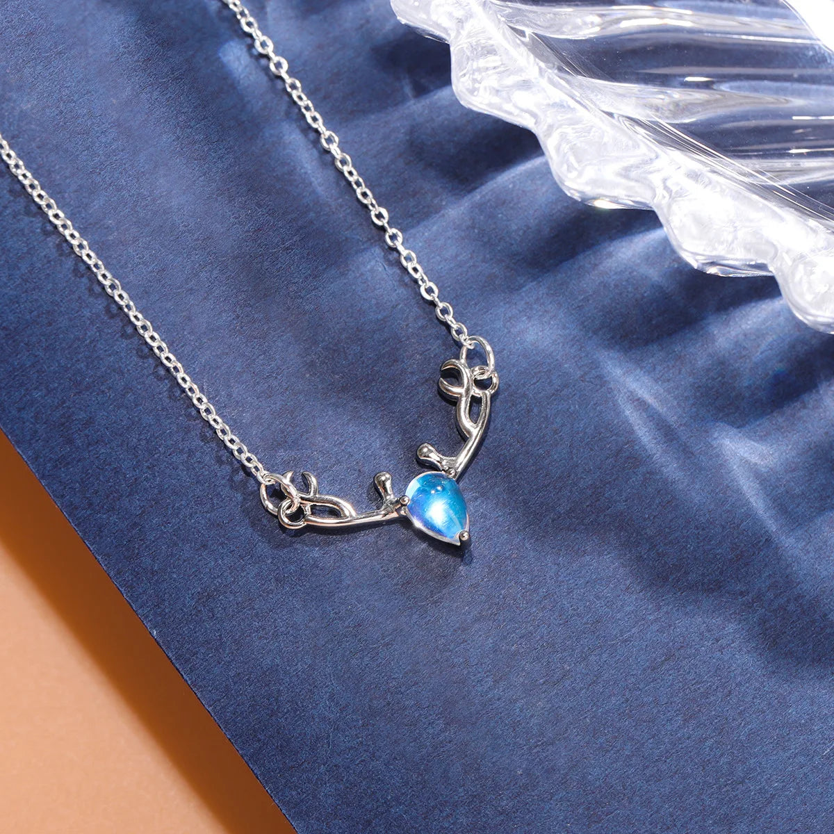 Ketting met hanger van gewei en iriserende blauwe maansteen