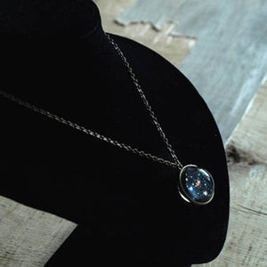 Collier Pendentif Galaxie Nebula Univers en Verre