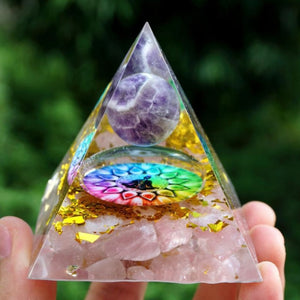 Pyramide Orgonite Protection & Méditation 7 chakras